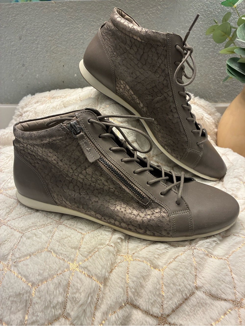 Ecco Women’s Taupe Lace-Up High-Top Boots with Side Zip size 9)9.5 USA